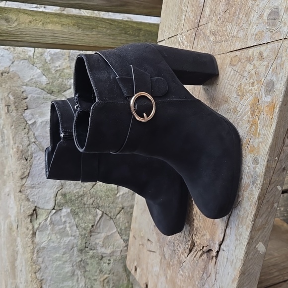 LC LAUREN CONRAD Black Faux Suede Ankle Booties. Size 8W. Like New! - Picture 2 of 16
